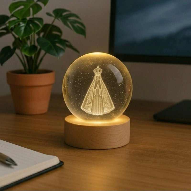 Luminária Mesa Nossa Senhora Aparecida Sagrada Família Decorativa Design 3D Base Madeira Luz LED