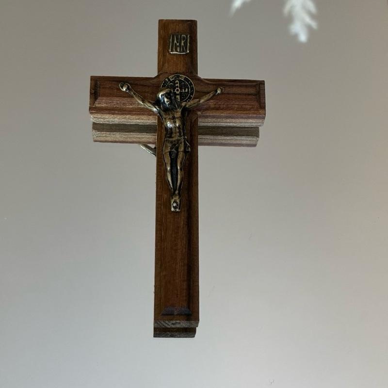 Crucifixo de Parede com Fita Dupla Face 9cm