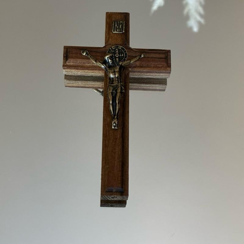 Crucifixo de Parede com Fita Dupla Face 9cm